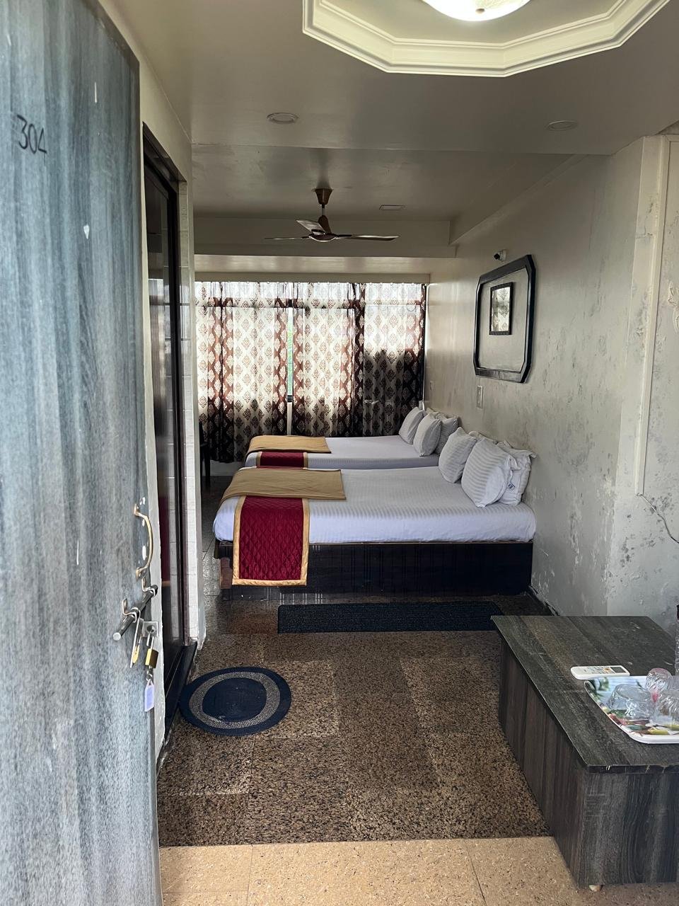 six bedded ac room,